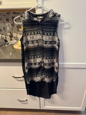 Sleeveless Black & White Patterned Tunic Top